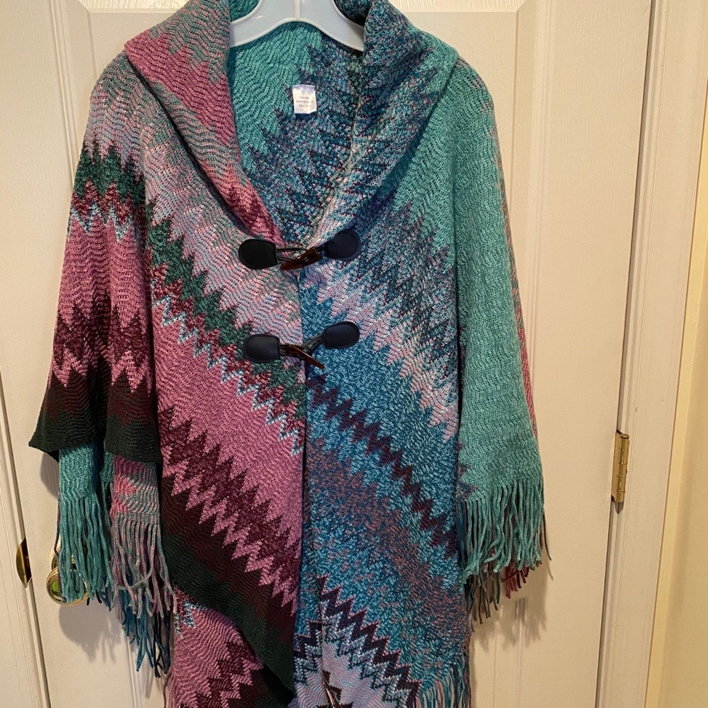 Multi-colored poncho with 2 toggle closures. 1size